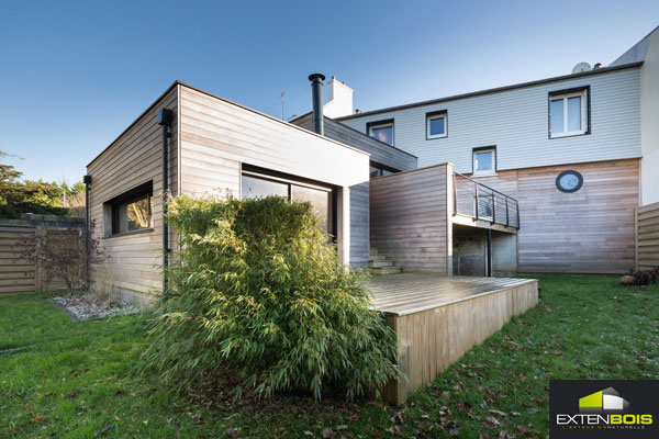 Mise en place d'une extension bois pour agrandir la maison et apporter de la chaleur dans les nouvelles pièces.