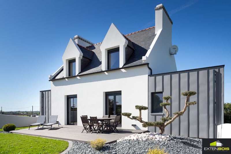 Utilisation du zinc et du bois pour cette extension de maison traditionnelle bretonne.