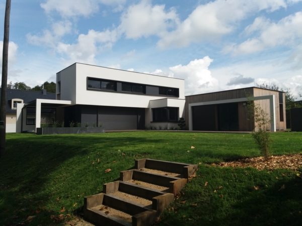 Une maison expérimentale à haute performance énergétique, dotée d’une extension bois