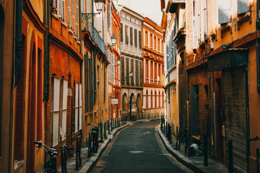 Centre ville de Toulouse. Rue colorée. 