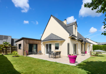 Extension suite parentale en bois : bardage vertical tremolo et évasion bleue